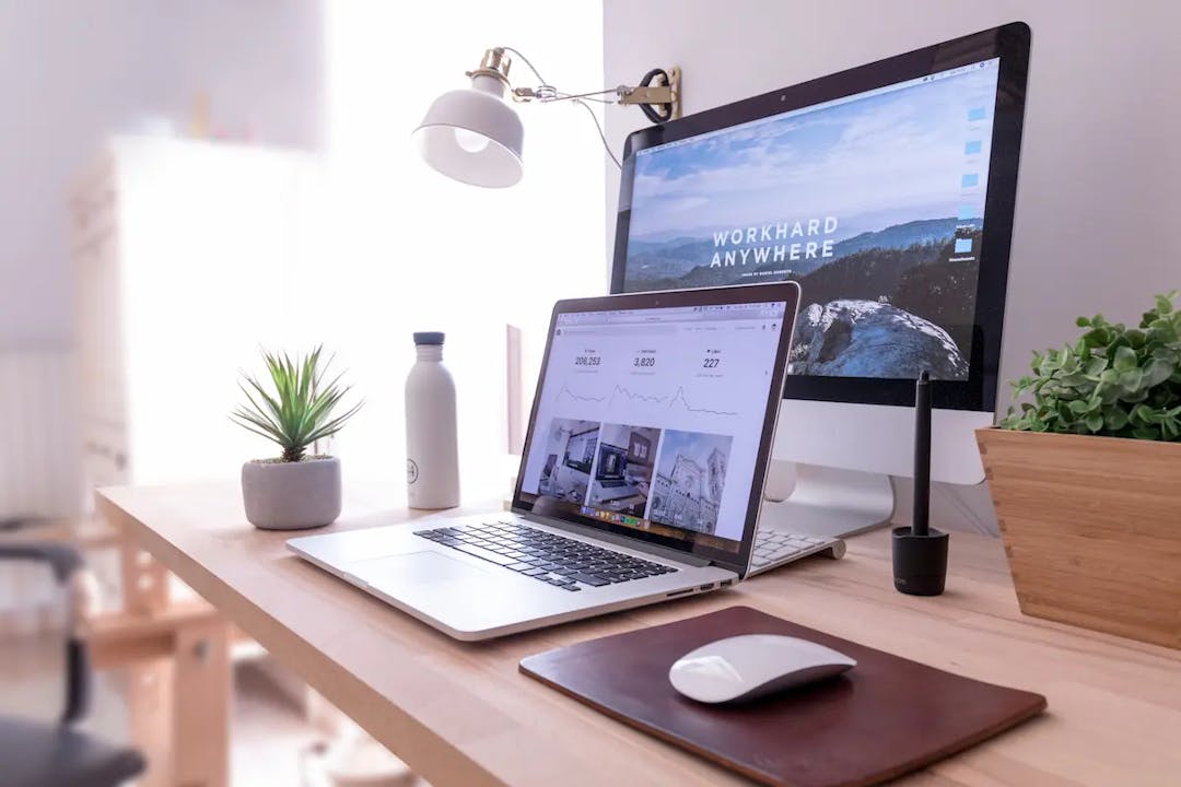 Un escritorio con una laptop y un monitor